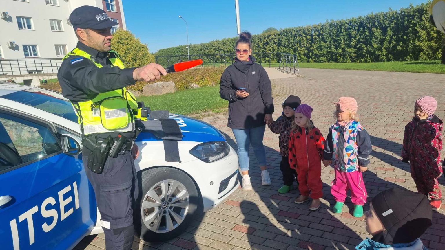 Politseinik lastele liiklussaua tuvustamas.