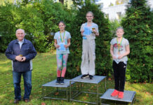 Tähistasime jooksuvõistluse juubelit Emeriitdirektor tüdrukute auhinnapoodiumi kõrval