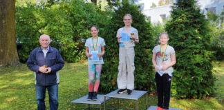 Tähistasime jooksuvõistluse juubelit Emeriitdirektor tüdrukute auhinnapoodiumi kõrval