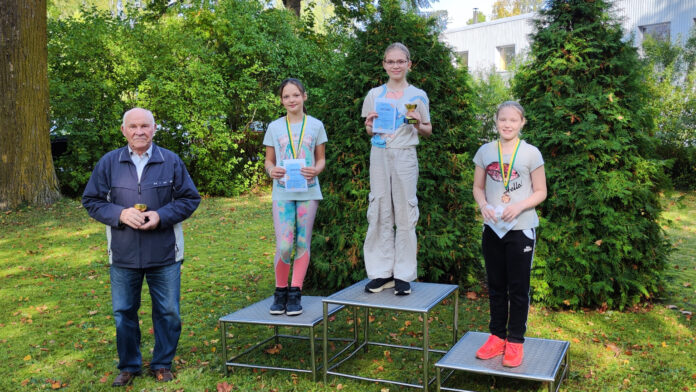 10. Rein Härmoja nimeline jooks Emeriitdirektor tüdrukute auhinnapoodiumi kõrval