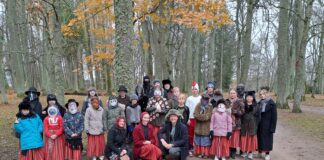 Pärimusansambli Tähelinnud mardisandid käisid mardilaupäeva lustikäigul