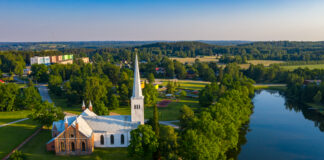 Kambja Kooriakadeemiaga tähistatakse 230 aasta möödumist esimesest eestikeelsest koorilaulust Esiplaanil Kambja Püha Martini kirik ja Kambja järv. Taamal aleviku korruselamud ja Köstrimäed.