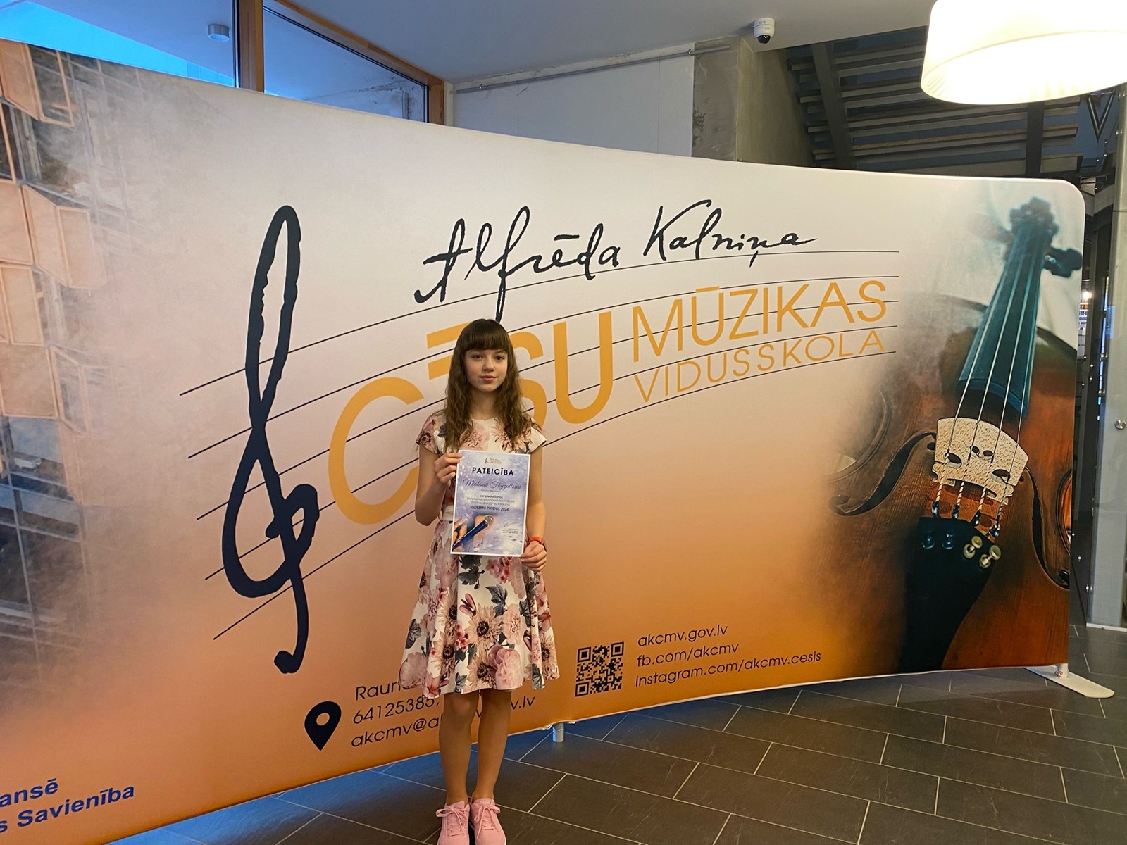 Kambja valla laululaps Milana Fayzullova esineb lauluvõistluse „Tähtede lava“ finaalis ETV otseetris pühapäeval, 5. mail 2024 kell 17.30. Tema südames kõlab kir
