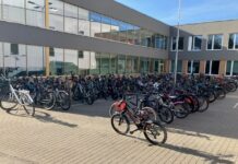 Valdav osa lastest kannavad kiivrit, kuid vähesed lukustavad ratta