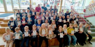 Ülenurme Gümnaasiumis toimus põnev matemaatika- ja robootikalaager Suur hulk õpilasi istumas aatrimusi, näidates enda diplomit.