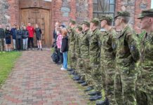 Au kodukandi kangelasele! Jooksjad - õpilased ja sõdurid riivstunud kiriku külgkäigul.