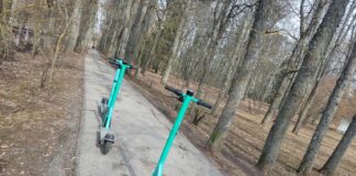 Politsei: noored tõuksijuhid sõidavad kihutades, kiivrita ja käed lahti Pargiteele pargitud 3 e-tõukerattast.