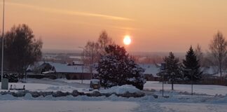 Kosmeetikakonsultant selgitab, kuidas hoolitseda probleemse naha eest talvekülmade saabudes Päikesetõus talvel. Esiplaanil asula.