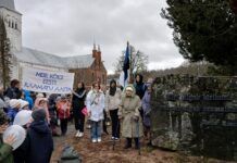 Raamatusõbralikus Kambjas alustati eesti raamatu aastat tulevikkuvaatava sammulugemisega