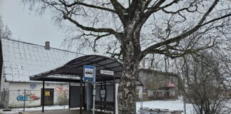 Tõrvandi endine pood ja kontorihoone sai piirdeaia