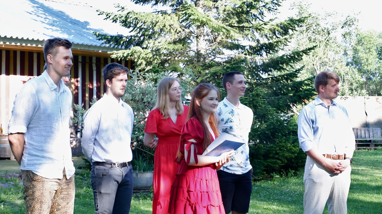 Veidi üle aasta tagasi said kokku endised Ülenurme Gümnaasiumi õpilased ja nende särasilmsed sõbrad – Adele Karolina Kõre, Eliis Grigor, Kahru Männik, Lauri Lop