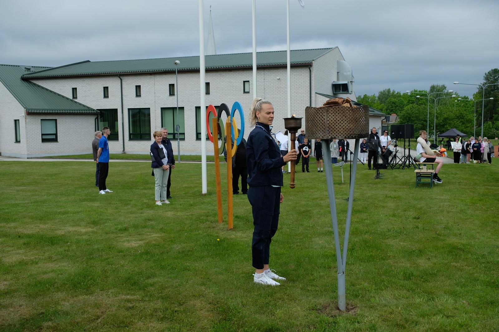 Sportliku vaimuga vallavanem Alar Arukuusk läitis juunikuu kolmanda päeva hommikul talurahvakooli memoriaali tulealtaril tõrviku, millega olümpiakarastusega sul