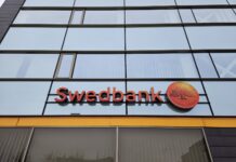 Sularaha väljavõtmisel väljastab Swedbanki pangaautomaat esmalt pangakaardi ja seejärel raha