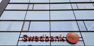 Sularaha väljavõtmisel väljastab Swedbanki pangaautomaat esmalt pangakaardi ja seejärel raha