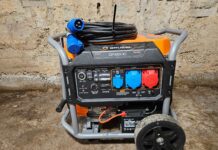 Korterelamu Külitses saab elektrikatkestuse korral iseseisvalt hakkama Oranž ja must GrupeL GR6500 elektrigeneraator siniste ja punaste pistikupesadega, paigutatud siseruumi betoonpõrandale.