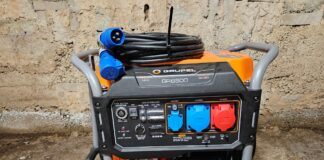 Korterelamu Külitses saab elektrikatkestuse korral iseseisvalt hakkama Oranž ja must GrupeL GR6500 elektrigeneraator siniste ja punaste pistikupesadega, paigutatud siseruumi betoonpõrandale.