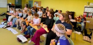 Tähelindude orkester tuiskas suvepuhkuselt tagasi pilli ja lauluga