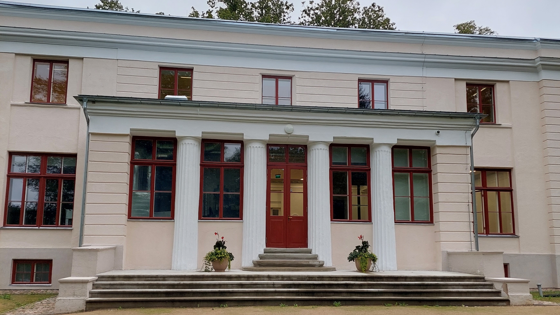 Vallas pakuvad põhiharidust mitmed koolid – Kuuste Kool, Kambja Ignatsi Jaagu Kool, Unipiha Algkool (1.–4. klass), Ülenurme Gümnaasium ja Tõrvandi Kool. Igale v