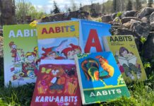 Hea haridus algab väärtuspõhisest koolikultuurist Murule ja aiakividele on seatud erinevad Eesti aabitsad, nende seas nn „Kuke aabits“ ja „Karu-aabits“. Taustal paistab kevadine loodus – rohelised puud, sinine taevas ja päikesevalgus.