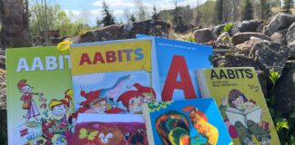 Hea haridus algab väärtuspõhisest koolikultuurist Murule ja aiakividele on seatud erinevad Eesti aabitsad, nende seas nn „Kuke aabits“ ja „Karu-aabits“. Taustal paistab kevadine loodus – rohelised puud, sinine taevas ja päikesevalgus.