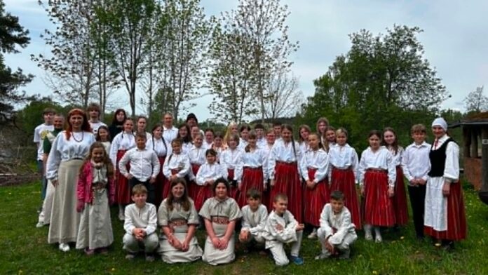 322_13_unipiha_folk